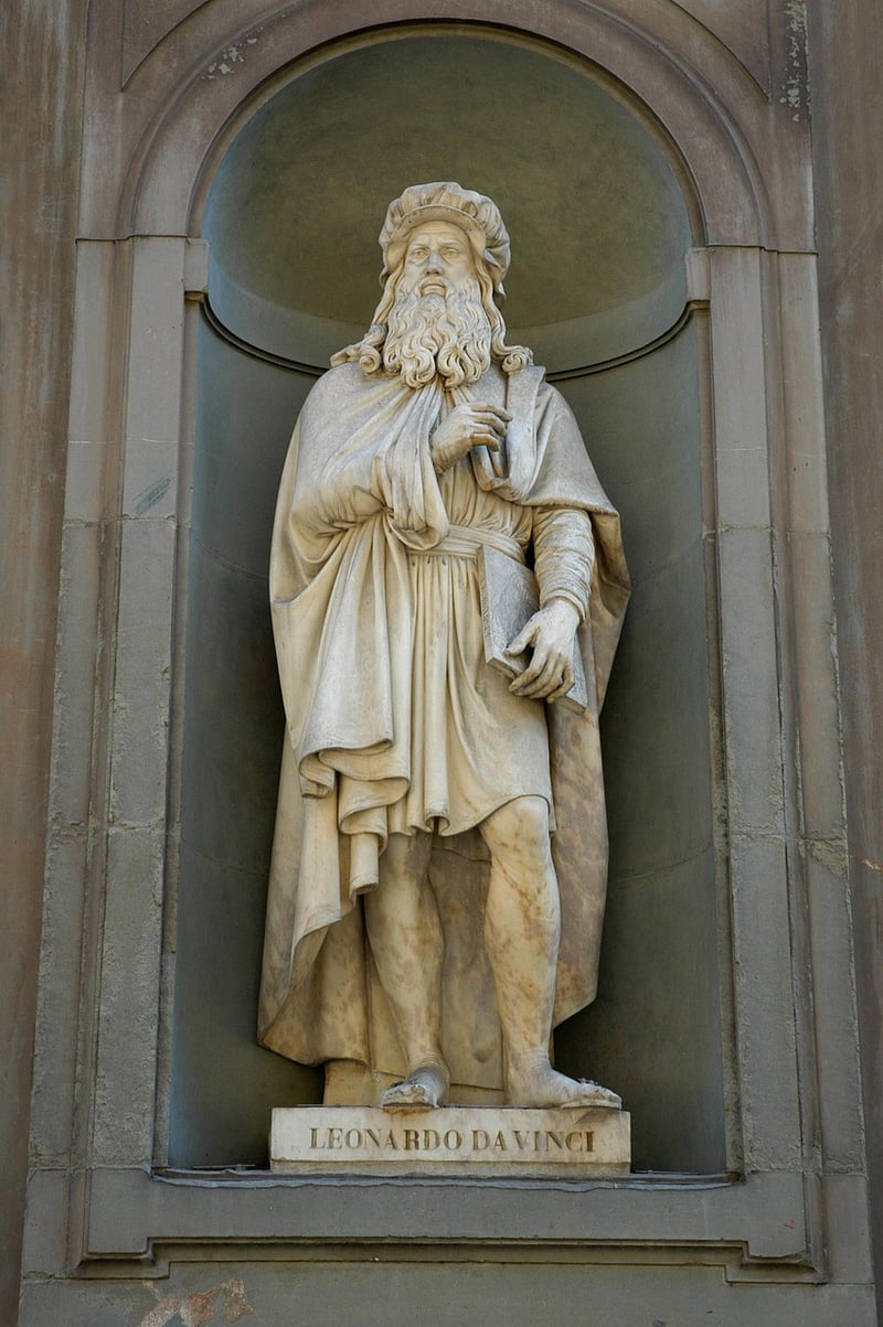 Leonardo da Vinci Statue